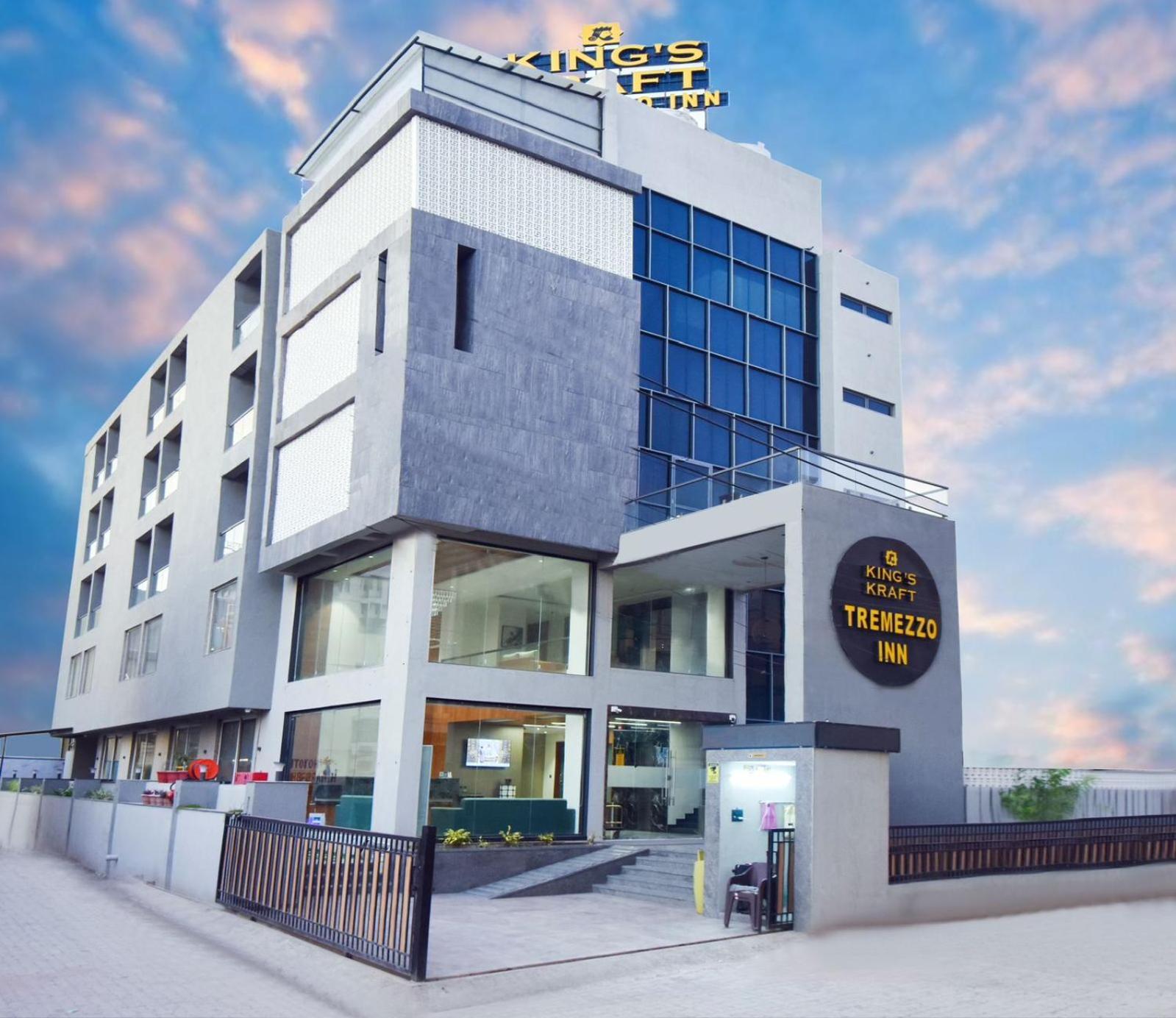 Kings Kraft Tremezzo Inn, Somnath Luaran gambar