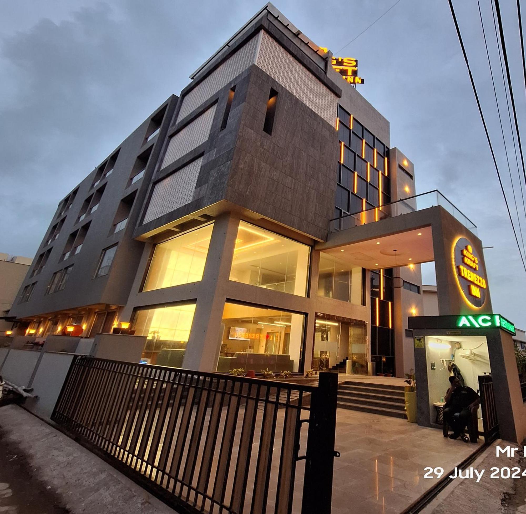 Kings Kraft Tremezzo Inn, Somnath Luaran gambar