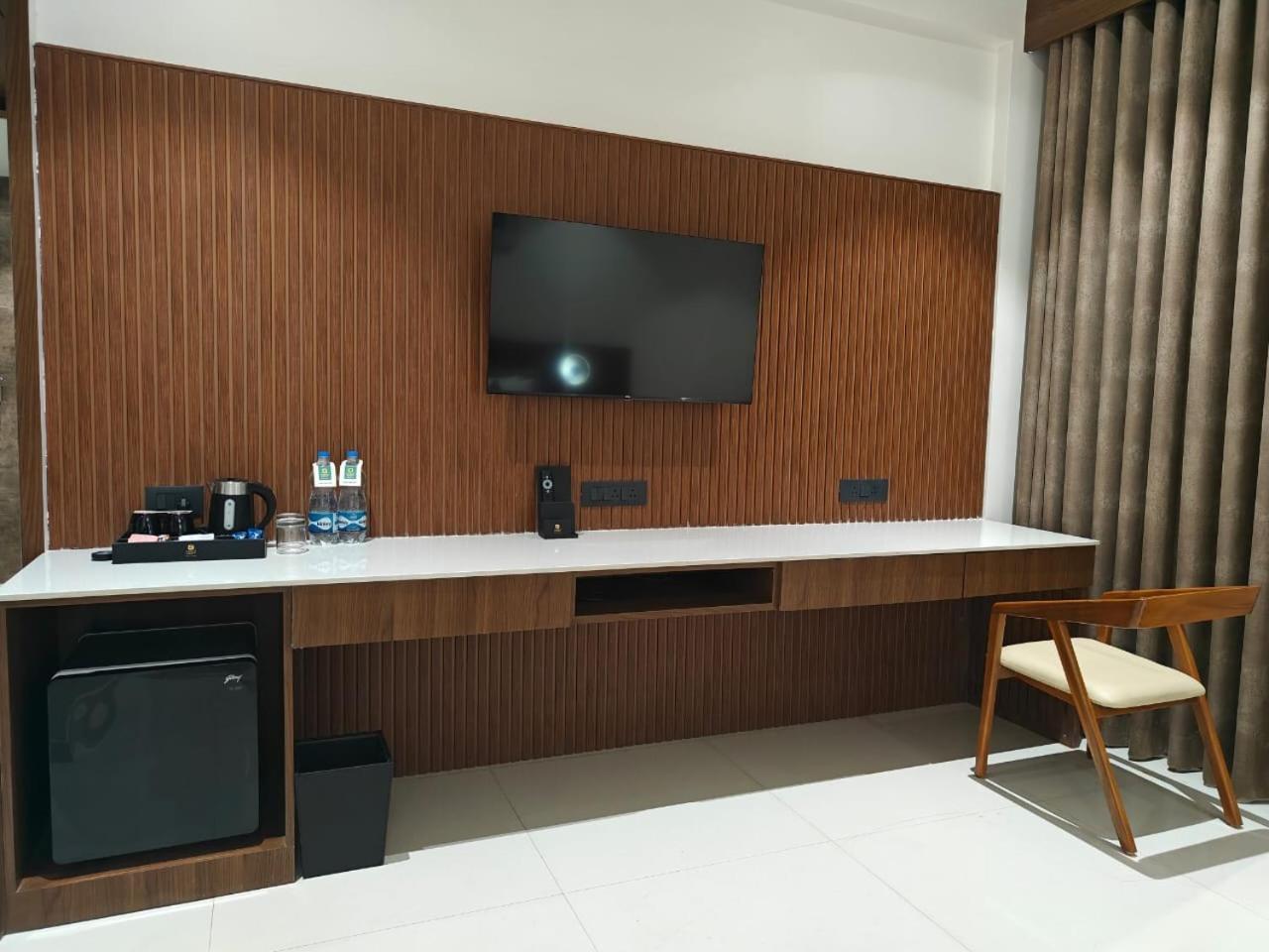 Kings Kraft Tremezzo Inn, Somnath Luaran gambar
