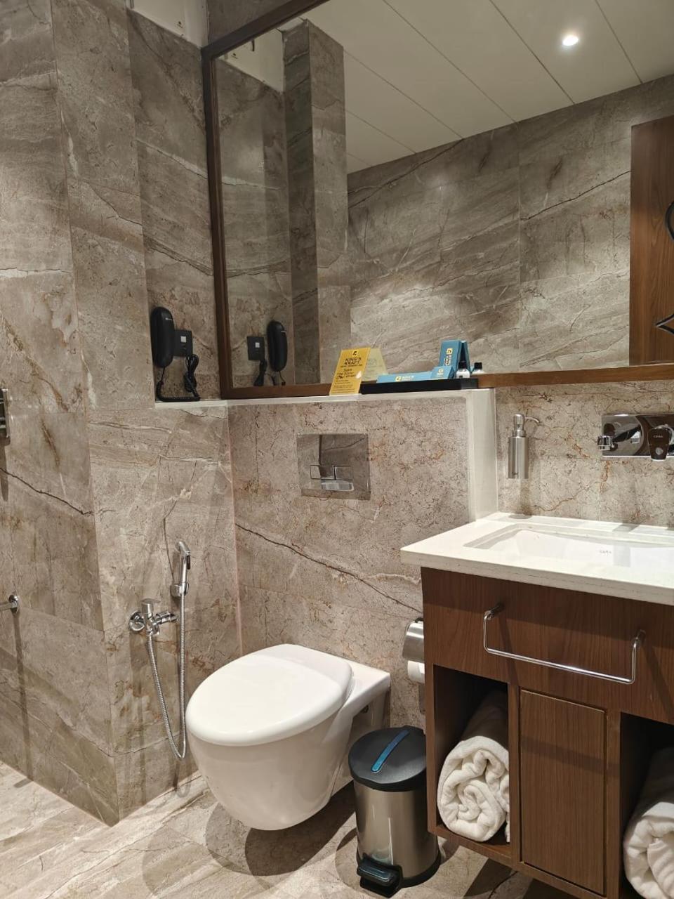 Kings Kraft Tremezzo Inn, Somnath Luaran gambar