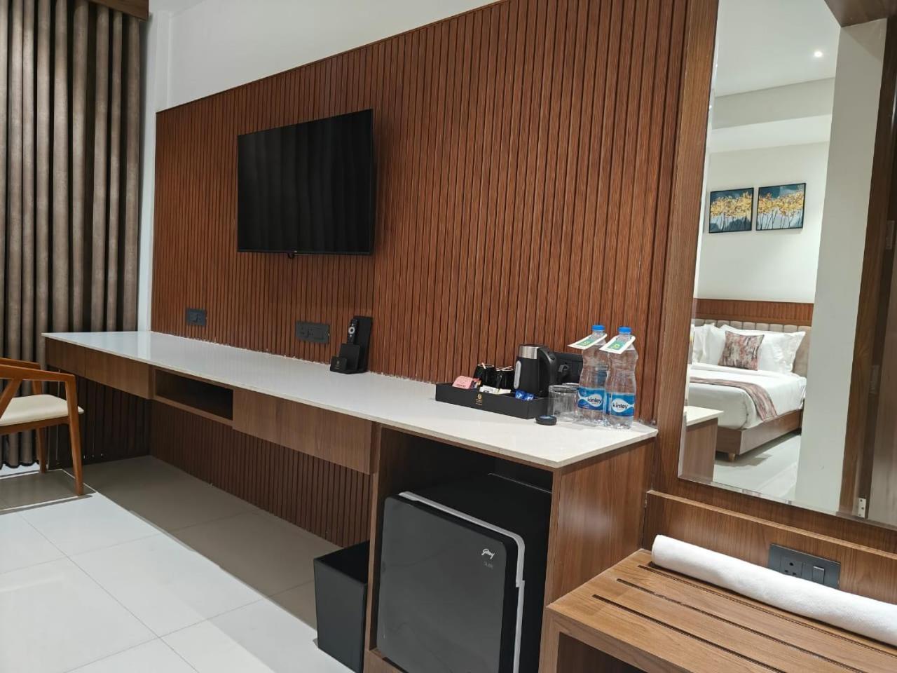 Kings Kraft Tremezzo Inn, Somnath Luaran gambar