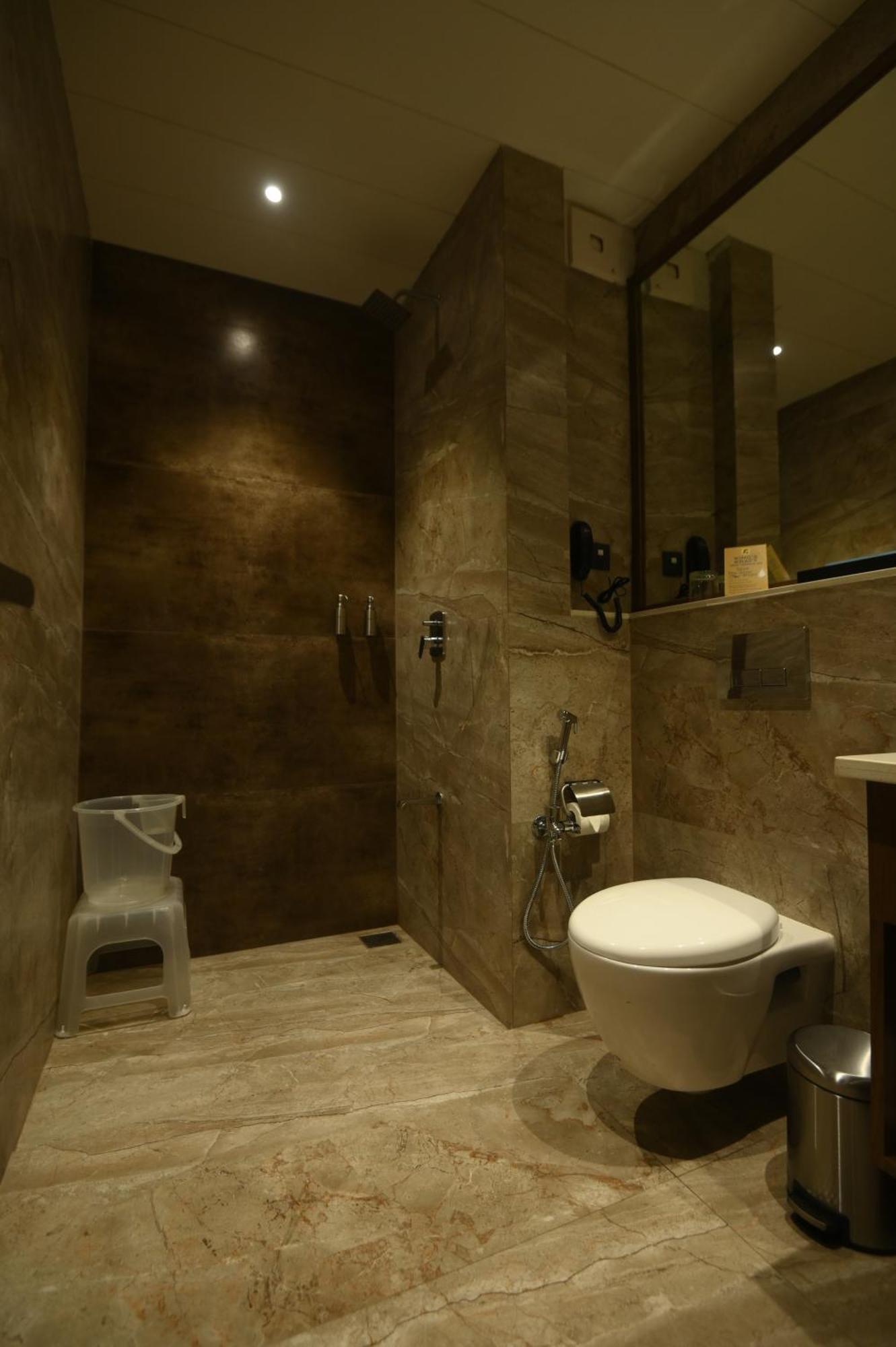 Kings Kraft Tremezzo Inn, Somnath Luaran gambar