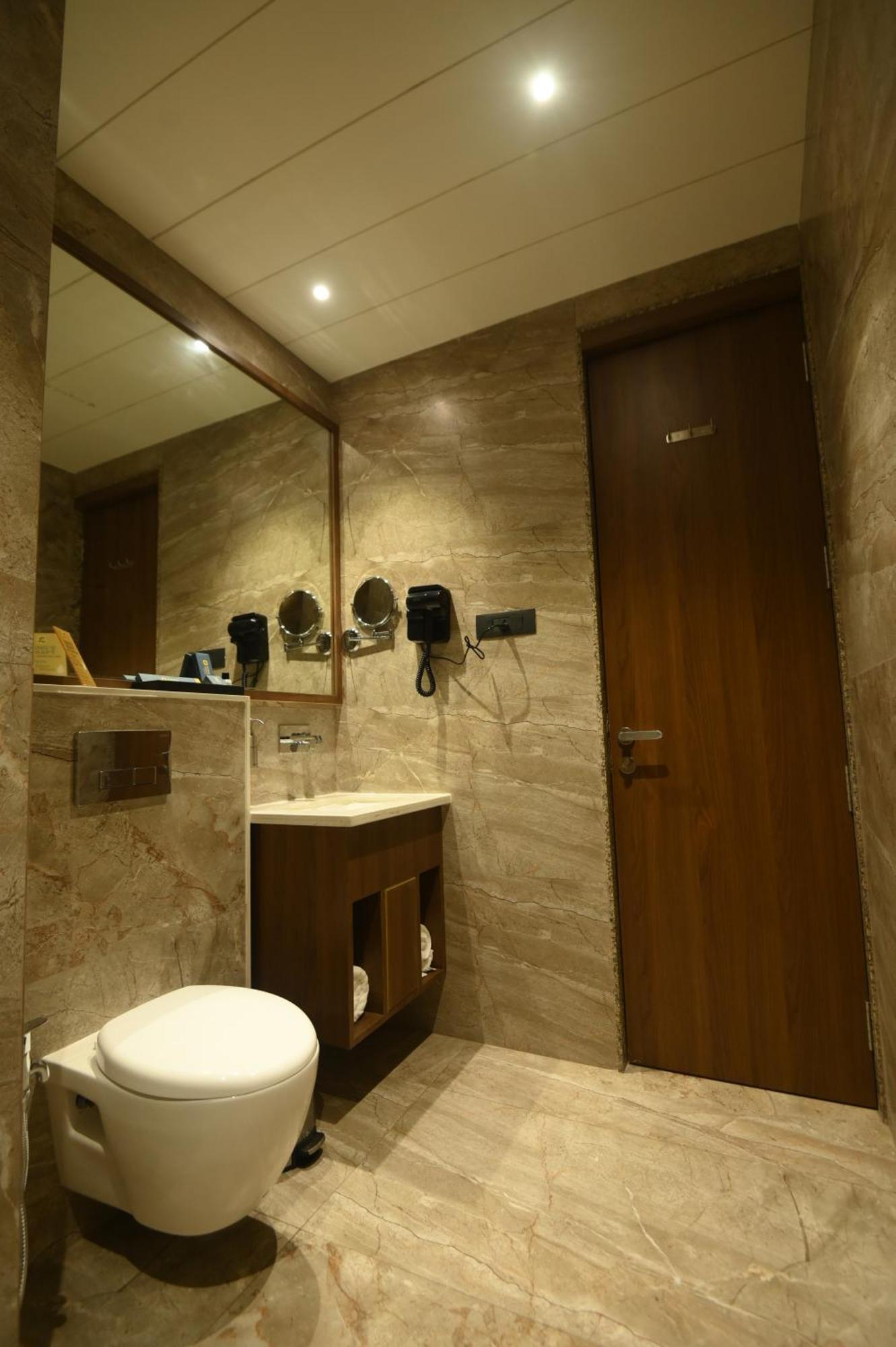 Kings Kraft Tremezzo Inn, Somnath Luaran gambar