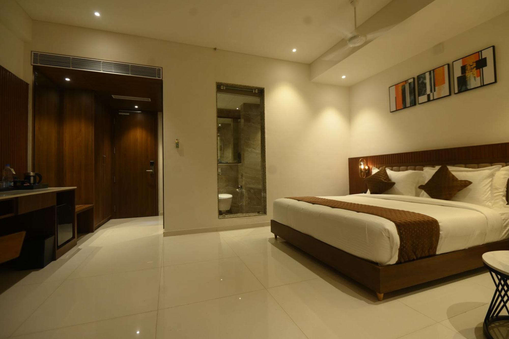 Kings Kraft Tremezzo Inn, Somnath Luaran gambar