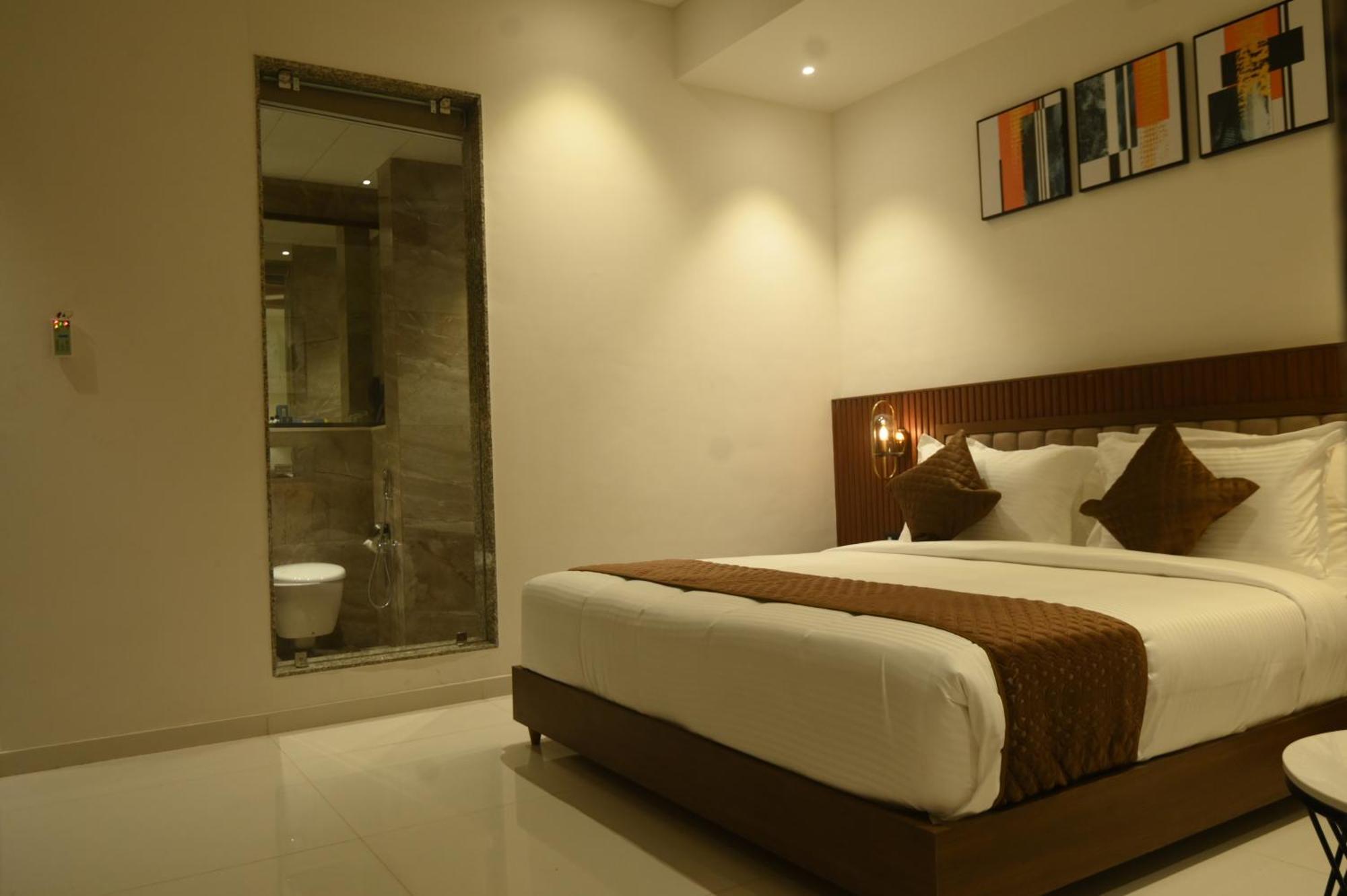 Kings Kraft Tremezzo Inn, Somnath Luaran gambar