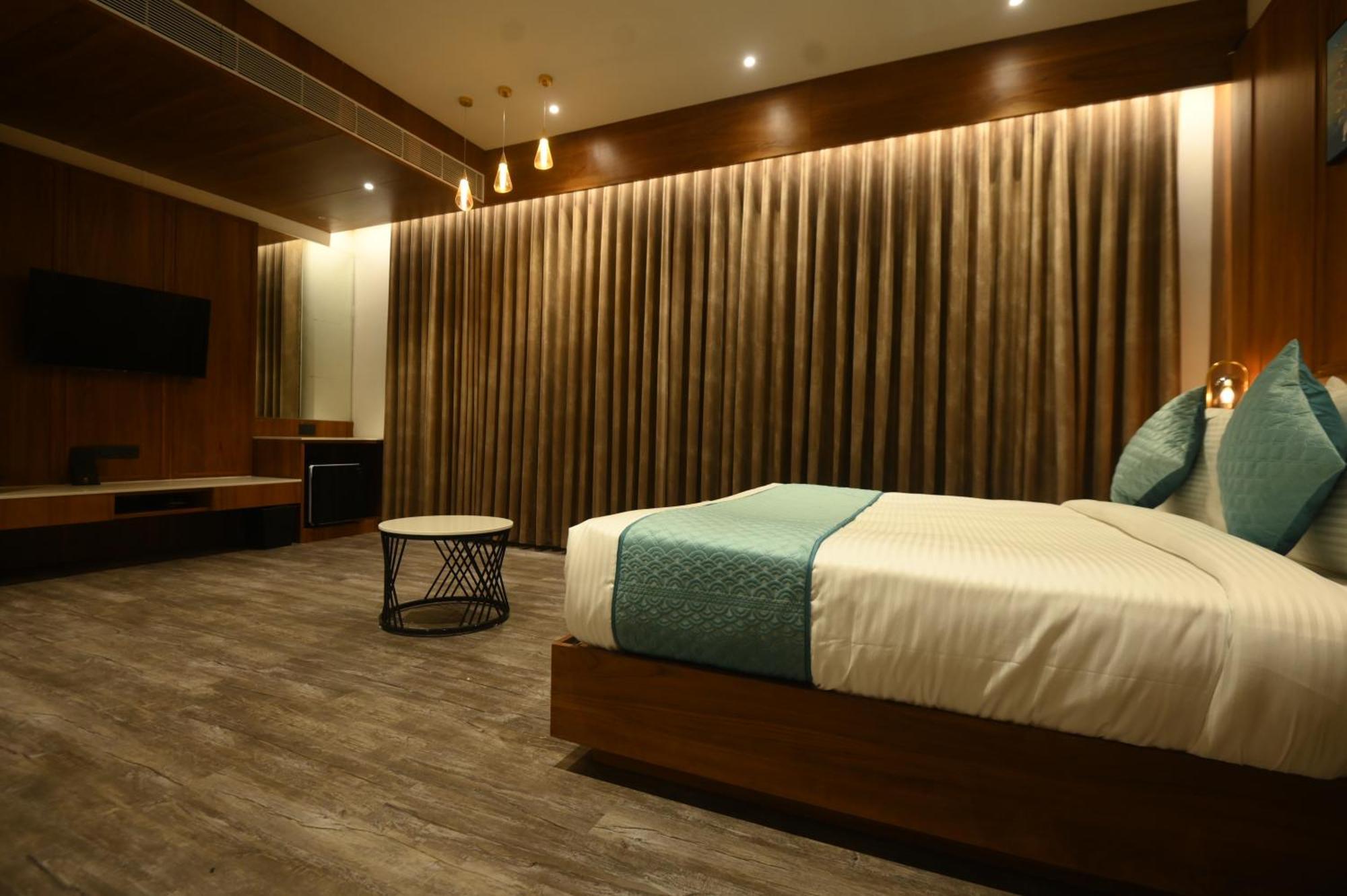 Kings Kraft Tremezzo Inn, Somnath Luaran gambar