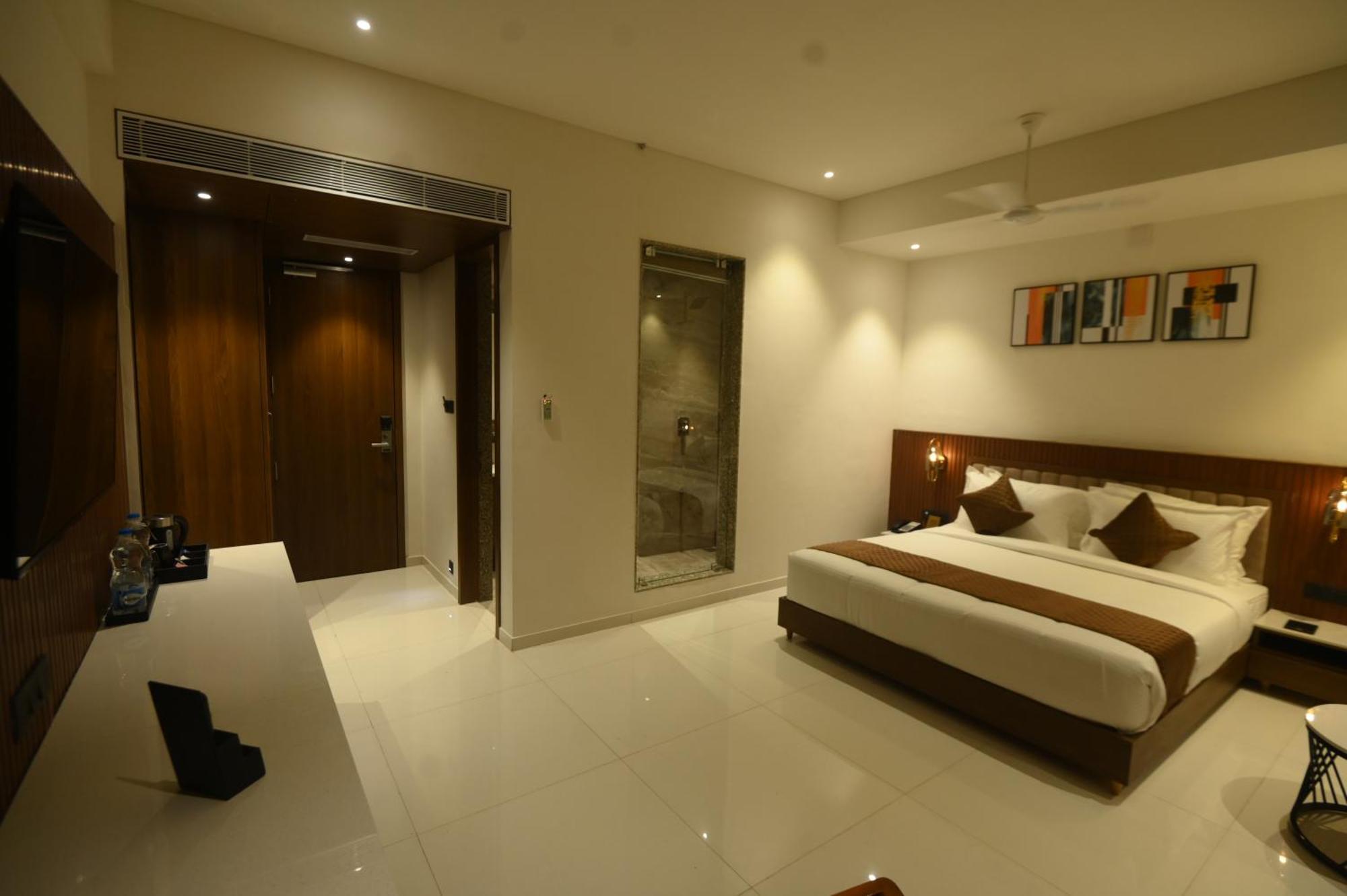 Kings Kraft Tremezzo Inn, Somnath Luaran gambar