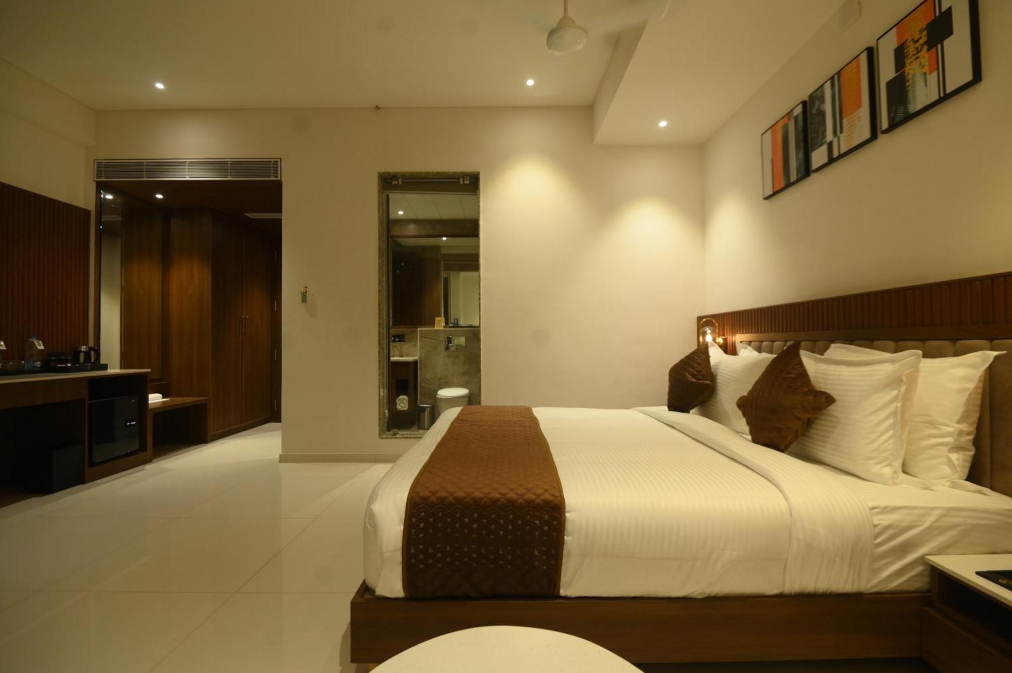Kings Kraft Tremezzo Inn, Somnath Luaran gambar