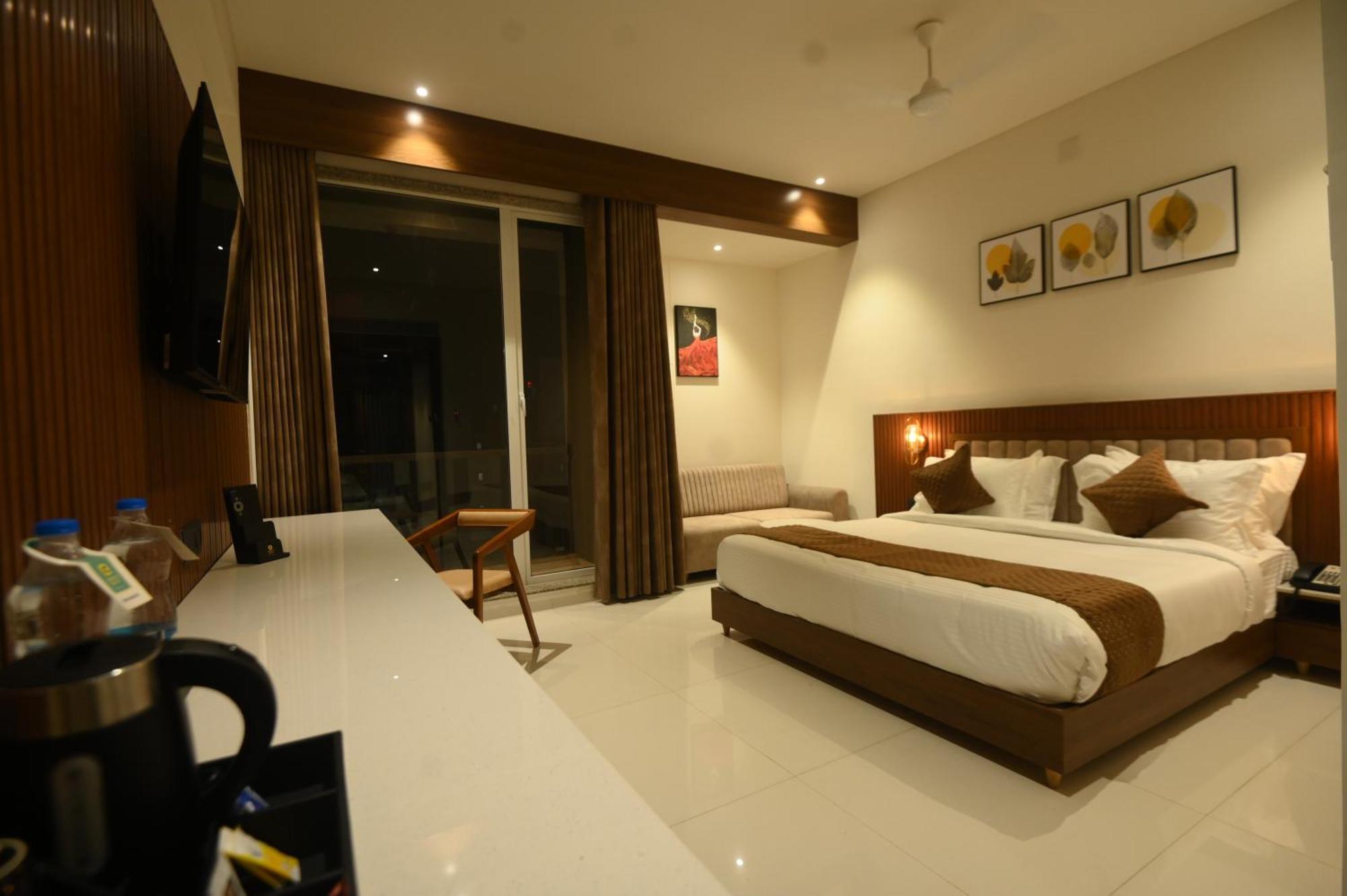 Kings Kraft Tremezzo Inn, Somnath Luaran gambar